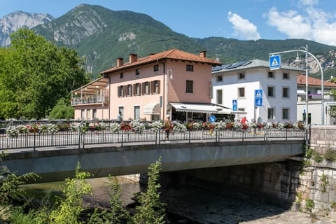 Property building, Day, Neighbourhood, Natural landscape, Mountain view, Location