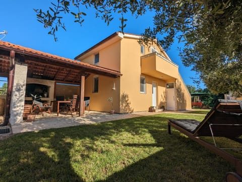 Property building, Day, Garden