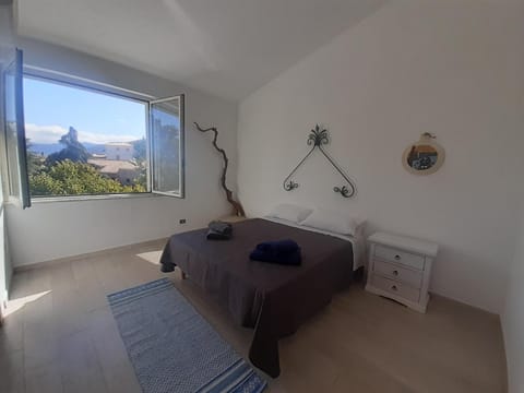 Bed, Photo of the whole room, Bedroom, Mountain view