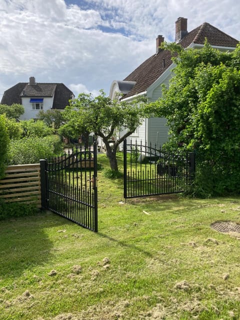 Facade/entrance, Neighbourhood, Garden