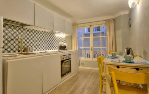 Coffee/tea facilities, oven, toaster, kitchen