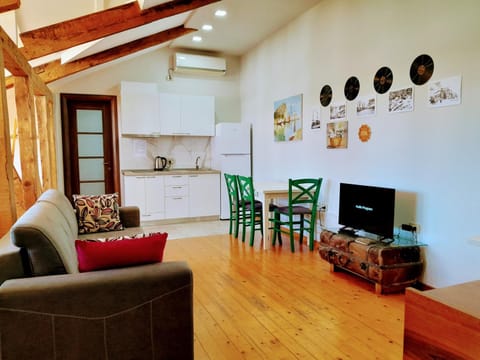 Kitchen or kitchenette, Living room