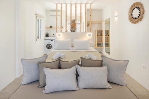 Bed, Coffee/tea facilities, Living room, Photo of the whole room, Seating area, Bedroom, wardrobe, washing machine