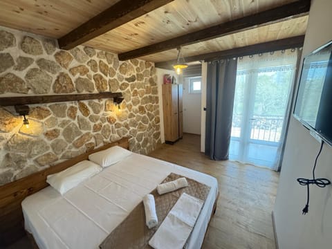 Bed, TV and multimedia, Photo of the whole room, Bedroom, towels