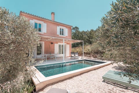 Property building, Garden, Swimming pool