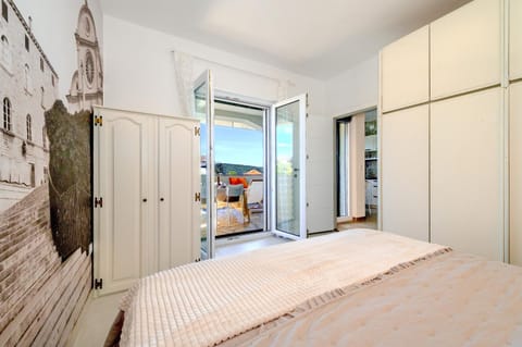 Bed, Balcony/Terrace, Bedroom, Sea view