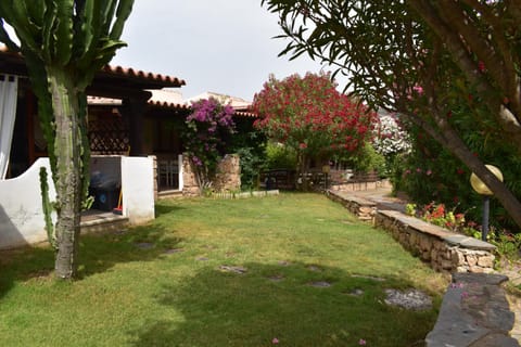 Property building, Facade/entrance, Garden, Garden