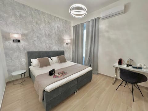 Staff, Photo of the whole room, air conditioner