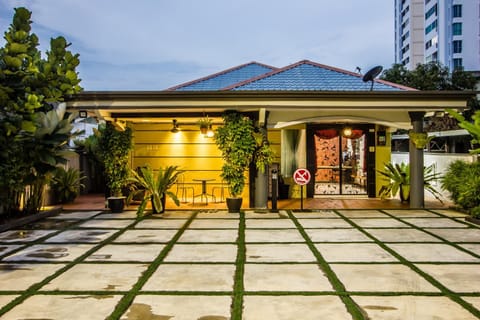 Property building, Facade/entrance, Natural landscape, Garden, View (from property/room), Garden view