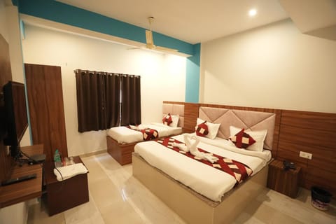 Bedroom, fireplace, air conditioner