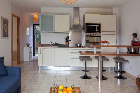 Kitchen or kitchenette, Dining area, dishwasher, minibar, pet friendly