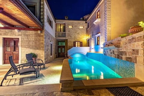 Patio, Swimming pool, Swimming pool