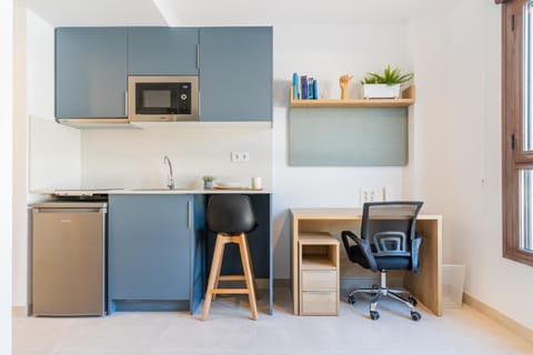 Kitchen or kitchenette, minibar
