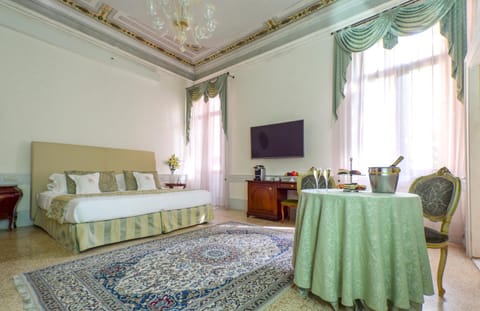 Photo of the whole room, Decorative detail, Food, Drinks, Alcoholic drinks, Non alcoholic drinks