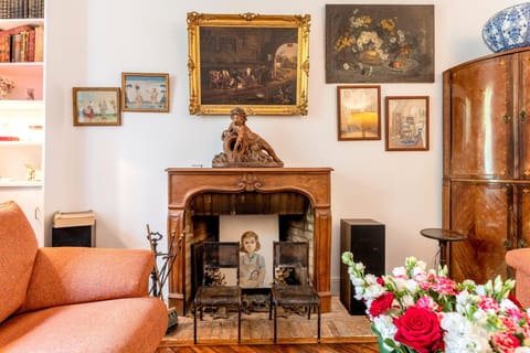 Property building, Living room, Decorative detail, Seating area, flat iron