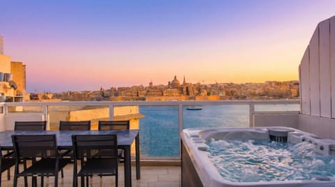 Patio, Day, Natural landscape, Hot Tub, View (from property/room), Balcony/Terrace, Beach, Beach, Pool view, Sea view, Swimming pool, Sunrise, Sunset, sunbed