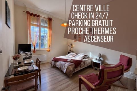 Bed, Photo of the whole room, Seating area, Dining area, Bedroom