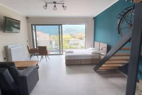 Photo of the whole room, Seating area