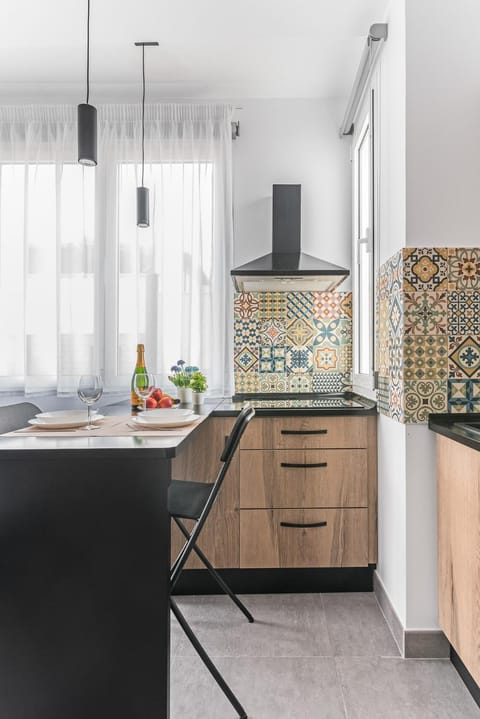 Kitchen or kitchenette, minibar, stove