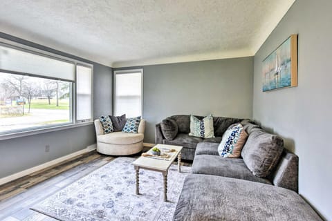 Walk to Lake Pepin Charming Retreat with Deck House in Pepin