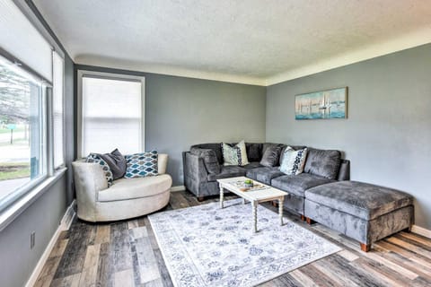 Walk to Lake Pepin Charming Retreat with Deck House in Pepin