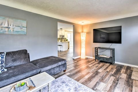 Walk to Lake Pepin Charming Retreat with Deck House in Pepin