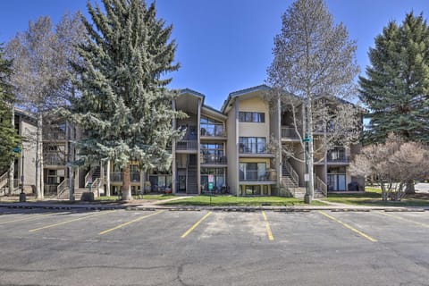 Upscale Avon Condo with Balcony and Mountain View! Apartment in Avon