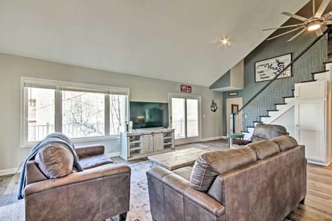 Boat Dock, Lake-View Decks! Ozarks Reunion Retreat House in Sunrise Beach