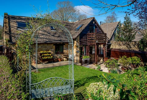 Property building, Patio, Spring, Garden, Pets, Parking, pet friendly