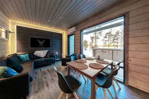 Communal lounge/ TV room, TV and multimedia, View (from property/room), Balcony/Terrace, Living room, Seating area, Dining area, Evening entertainment