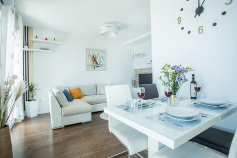 Living room, Seating area, Dining area, Drinks