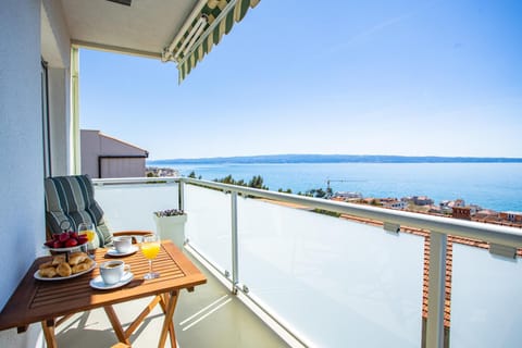 Balcony/Terrace, Food and drinks, Food, Sea view