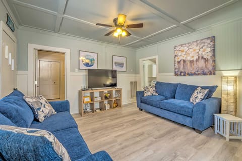 Stunning 2-Building Rental - Walk to Marina! House in Tennessee