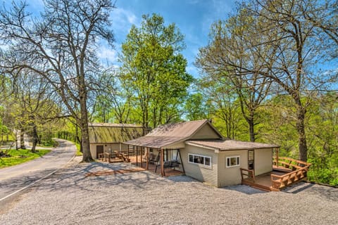 Stunning 2-Building Rental - Walk to Marina! House in Tennessee