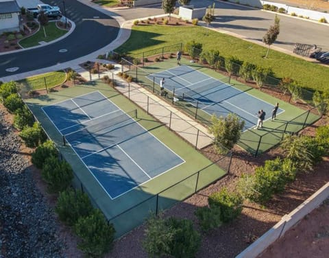 Ocotillo Springs 67 Low Prices, Private Hot Tub, Pool, Basketball Arcade, Ping Pong and Community Pool House in Santa Clara