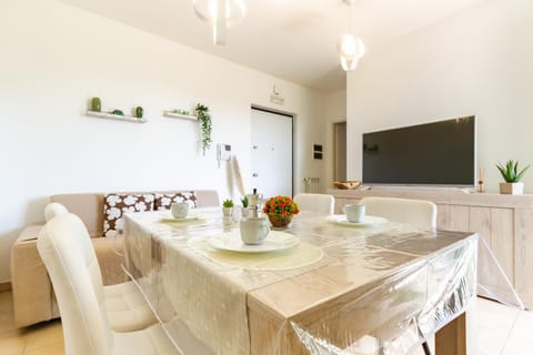 Communal lounge/ TV room, TV and multimedia, Living room, Dining area