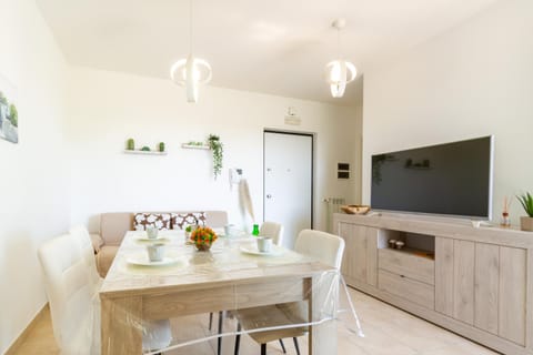 Communal lounge/ TV room, TV and multimedia, Living room, Seating area, Dining area