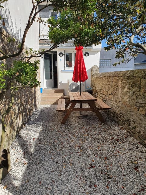 Patio, Facade/entrance, BBQ facilities, Children play ground