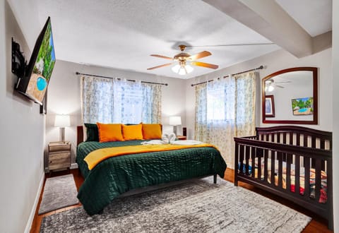 NEW Adorable Villa 7 min to Beach Trampoline Villa in Deerfield Beach