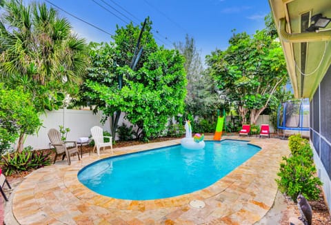 NEW Adorable Villa 7 min to Beach Trampoline Villa in Deerfield Beach