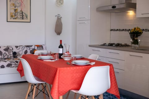 Kitchen or kitchenette, Living room, Seating area, Dining area