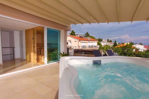 Nearby landmark, Summer, Hot Tub, Sauna, Balcony/Terrace, Swimming pool