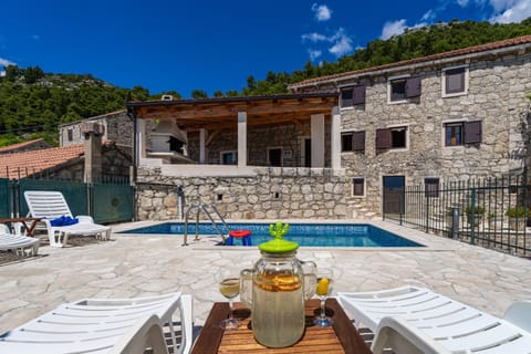 Property building, Balcony/Terrace, Swimming pool, sunbed