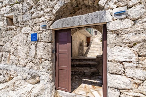 Property building, Facade/entrance, Day