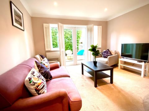 Communal lounge/ TV room, TV and multimedia, Living room, Seating area