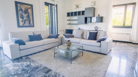 Kitchen or kitchenette, Seating area