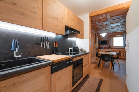 Kitchen or kitchenette, Dining area, dishwasher