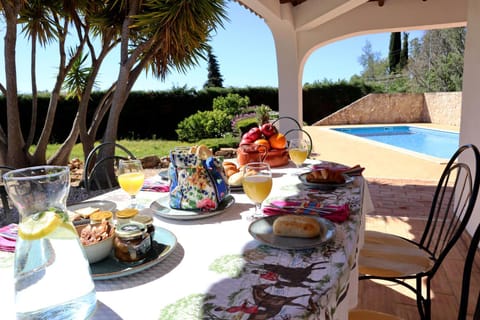 Spring, Day, People, Summer, Garden, Other, Photo of the whole room, Decorative detail, On site, Guests, Area and facilities, Swimming pool, Seasons, Time of day, children, young children, older children, Family