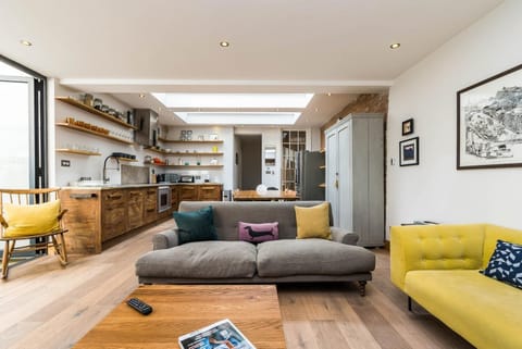 Property building, Kitchen or kitchenette, Living room, Seating area, heating