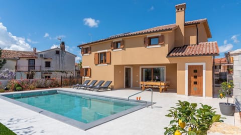 Property building, Garden, Balcony/Terrace, Living room, Seating area, Dining area, Swimming pool